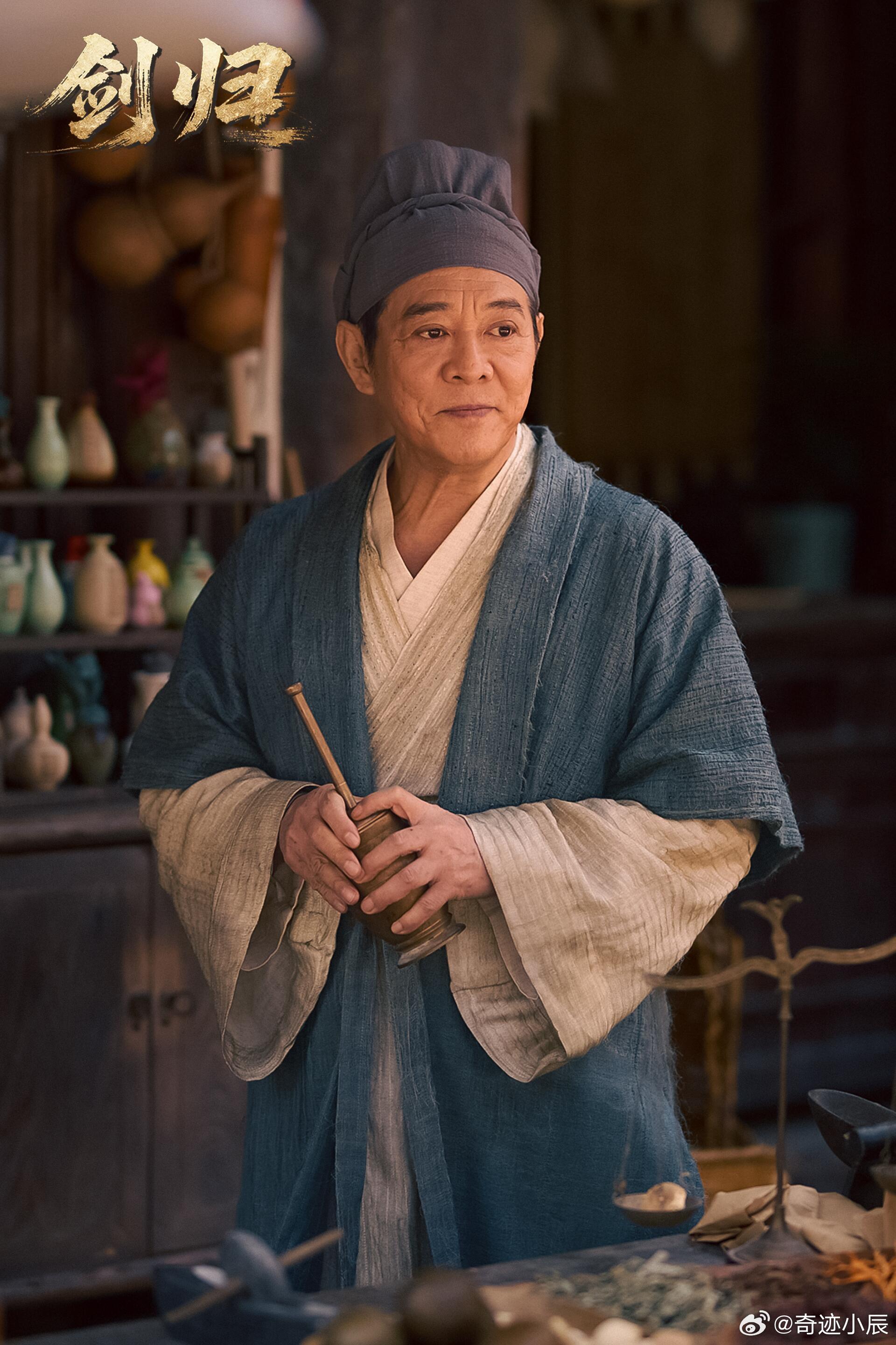 李连杰短剧实绩李连杰拍短剧的原因《剑归》热度破五千万登榜眼，李连杰携一身真功夫勇