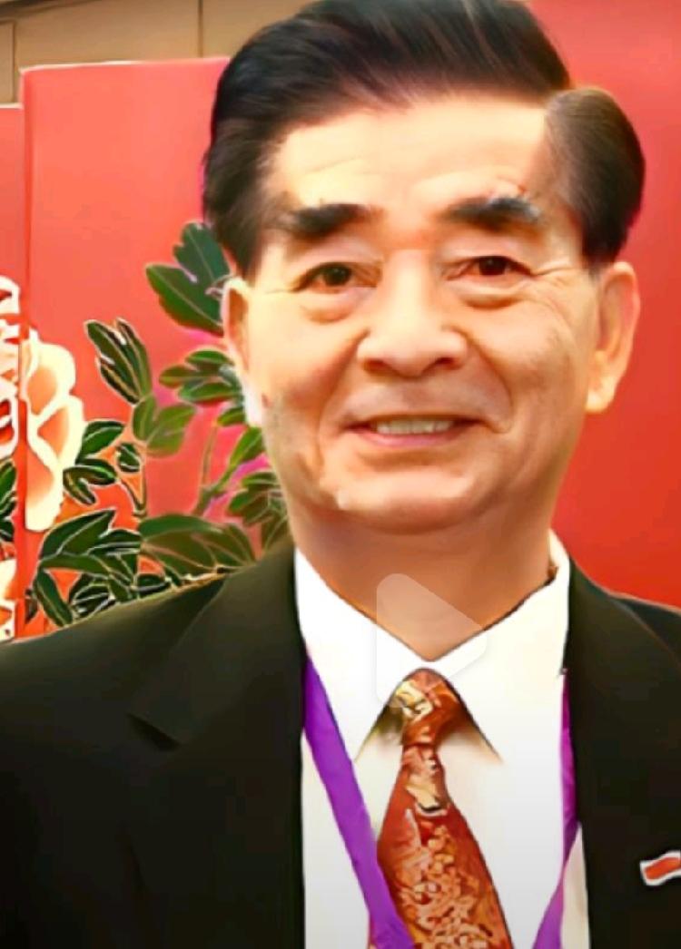 梁成运，1945年生于香港，后来加入美国国籍，表面是爱国侨领、慈善人士，实际是美