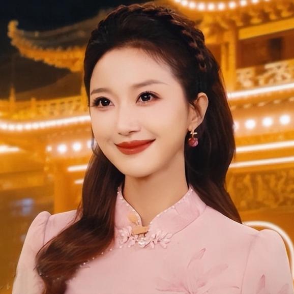 她的美确实和别人不在一个层面上，这颜值比张舒越和龙洋好看多了。

她性格开朗活泼