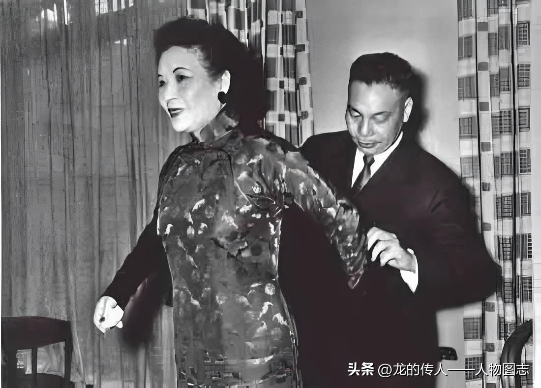 继子蒋经国服侍宋美龄穿衣
