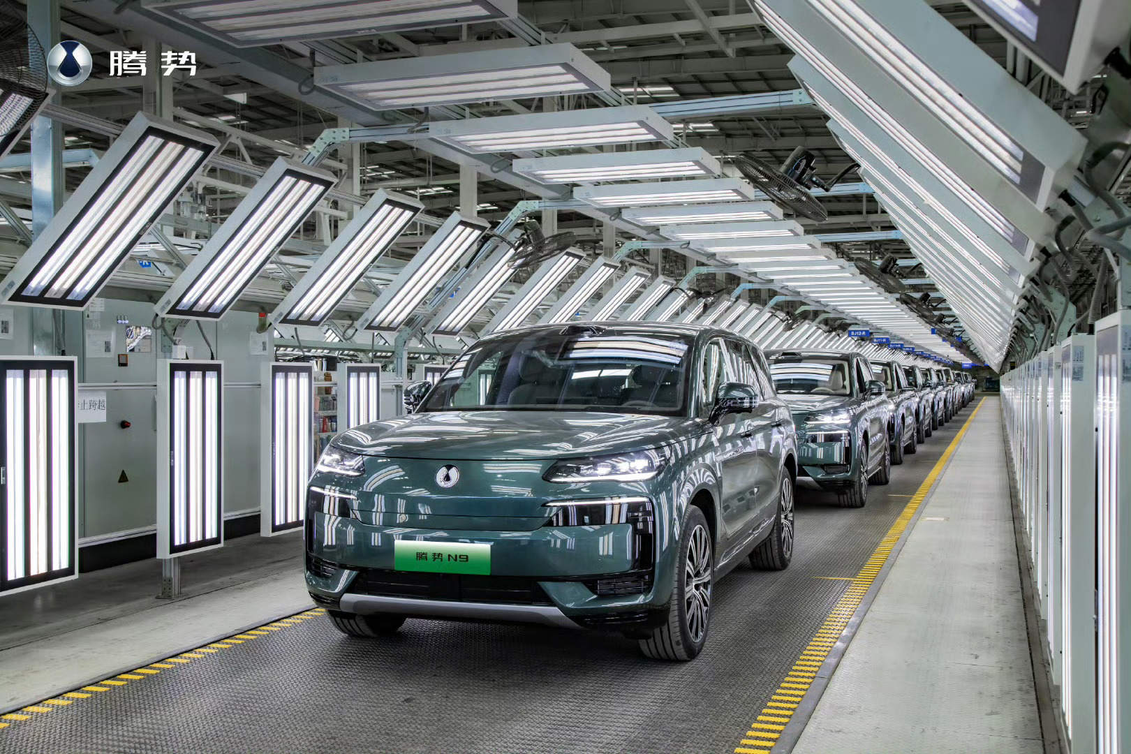 腾势N9 首批量产车正式下线了，之前它是在广州车展正式亮相，车身尺寸很大，还搭载