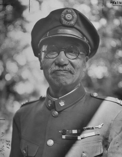 1992年，阎锡山的小儿子回到山西忻州，在老宅门口老泪纵横。然而就在他抬脚准备回