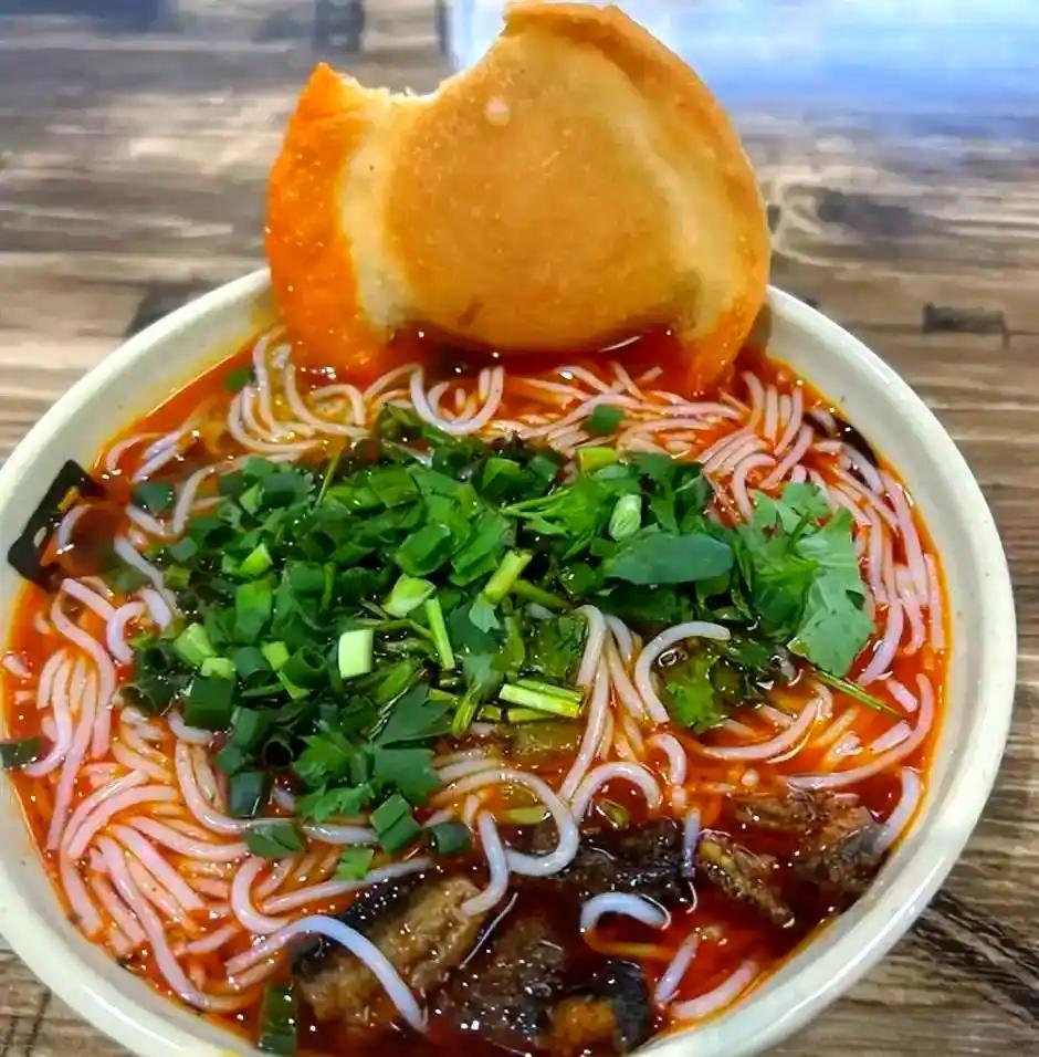 南充，一座坐落于四川东北部的历史文化名城，以其深厚的丝绸文化底蕴和独特的美食风味