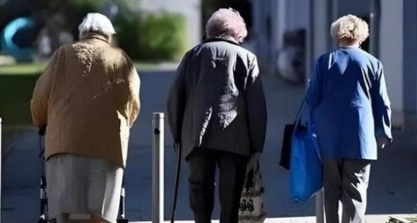 我国将迎来人口死亡高峰？23年1110万去世、24年1093万，去年呢

202