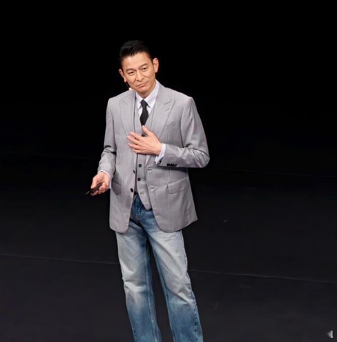 华为新发布的三折叠手机邀请刘德华代言。华仔：“要是手机不好用可别来找我，去找于总