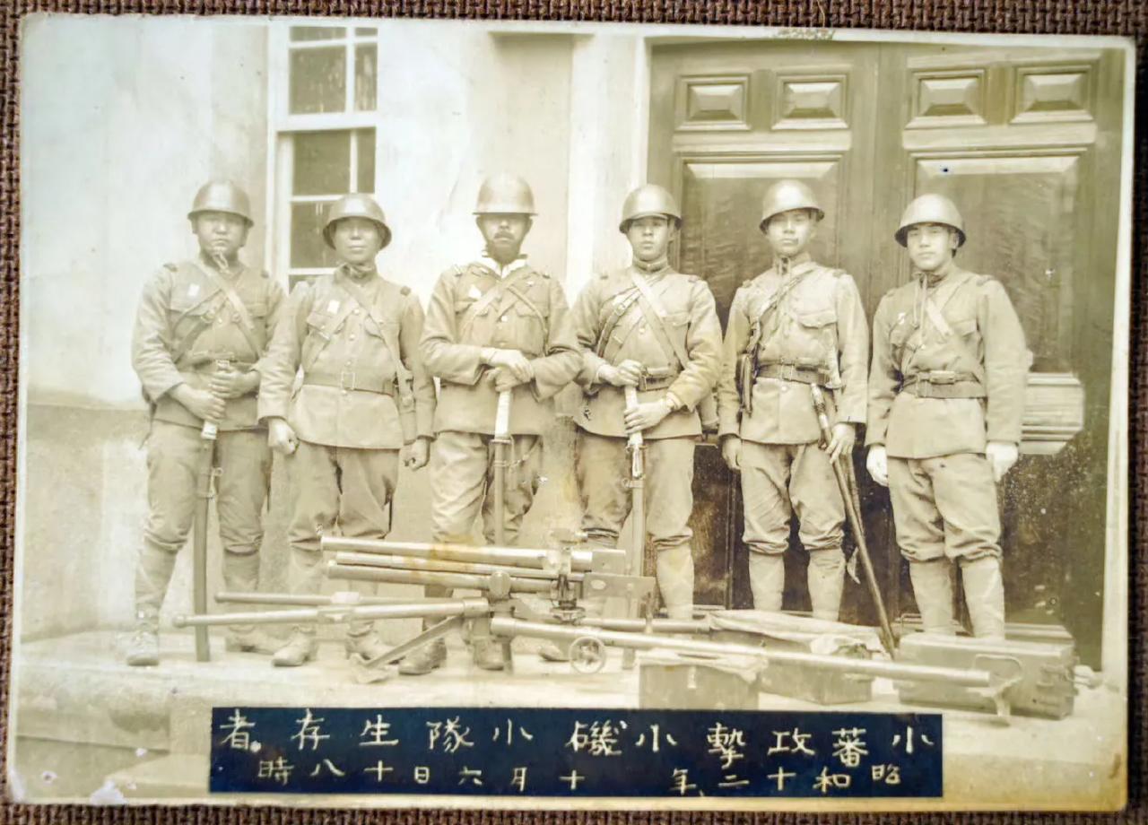 1937年，台籍日军士兵，参加侵华战争时，留下的一张老照片，照片中的他们戴着头盔