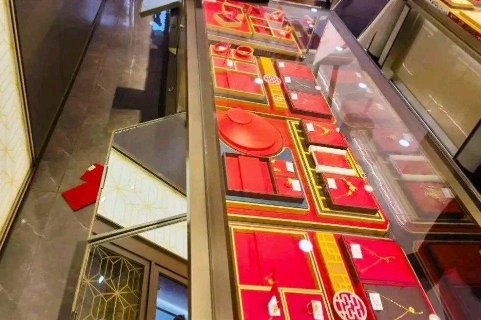 海宁许村镇一商业街的珠宝店出大事了！店员上班发现柜台凌乱，不少手表、黄金饰品没了