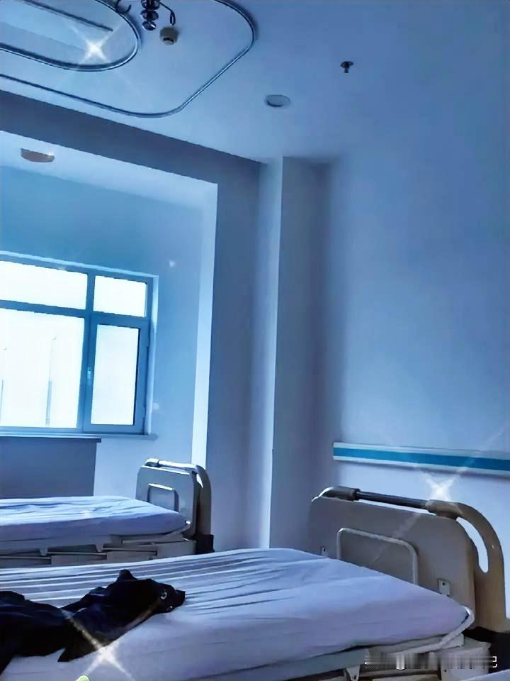 今天是住院的第十天，天气太冷，我来的时候只穿了一套运动服，出到医院大厅前的广场抽