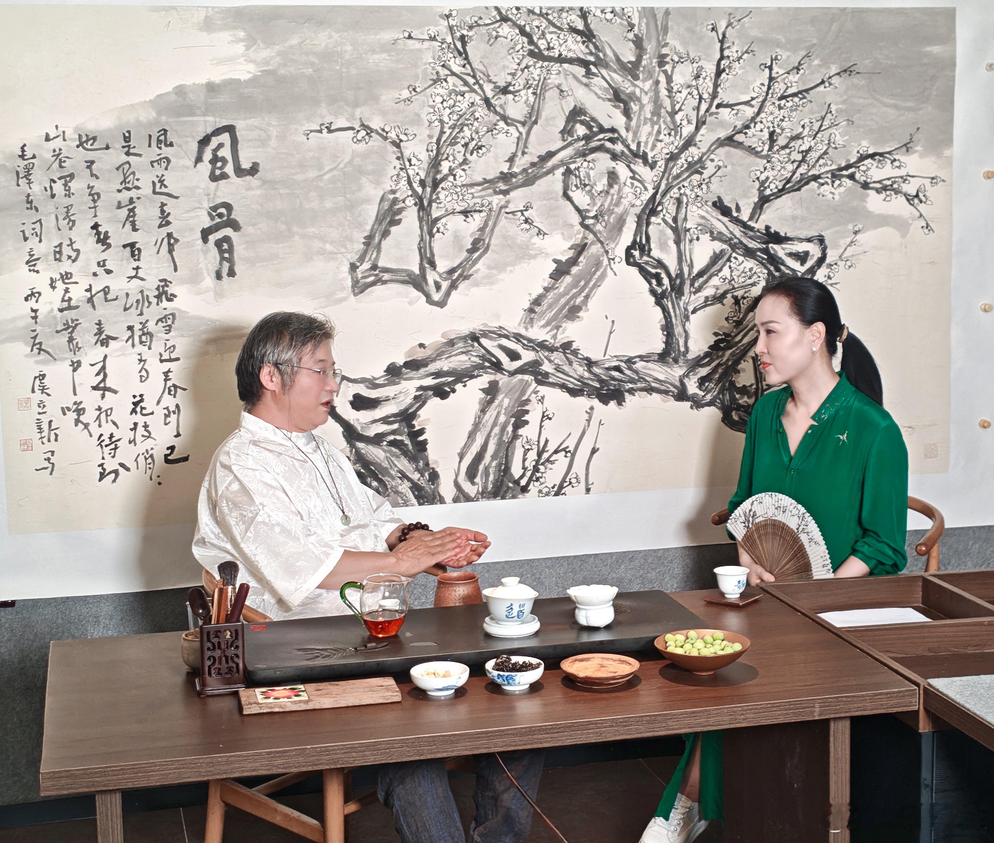 下午，坐在这幅《风骨》墨梅作品前，与艺术家虞立新老师对谈两个小时。梅，是他笔下反