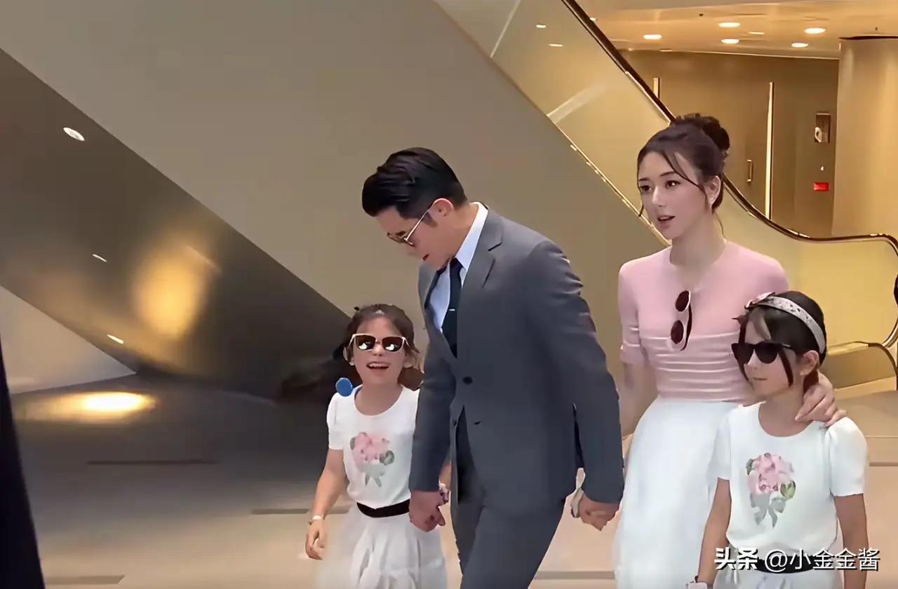 郭富城两个大女儿正面照曝光，长相更随方媛，挺漂亮、活泼的一对姐妹花，虽然才7、8