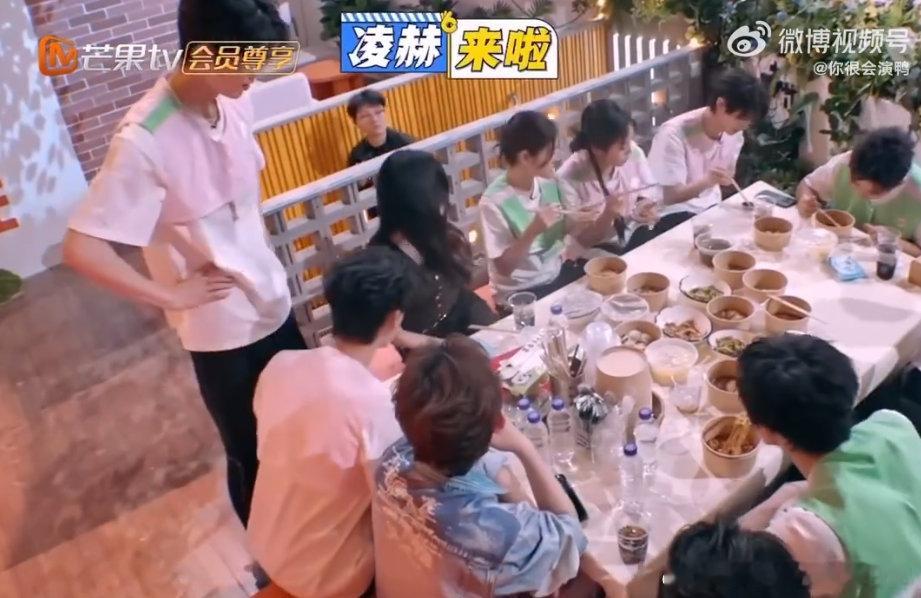 张凌赫辛云来真假无锡人之争你好星期六 张凌赫被辣到五官“变形”，让辛云来尝尝后笑