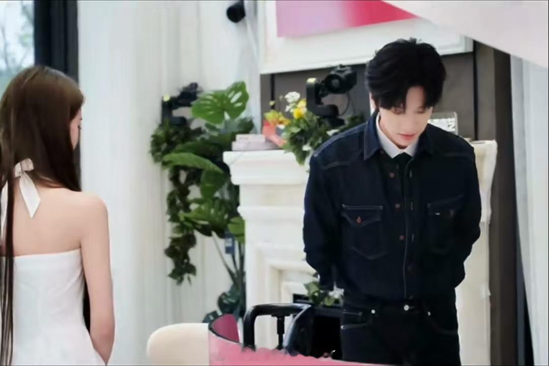 辰亦儒嗑cp是专业的喜欢你我也是 恋综出现很有看点的互动画面，李嘉昊带着章梓馨参