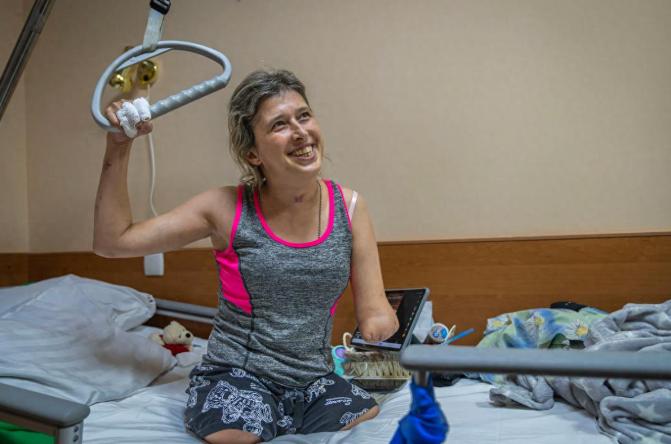 【战争中的母亲：奥莱娜三肢截肢仍无悔，只为守护家园】乌克兰战争爆发三天后，养老金