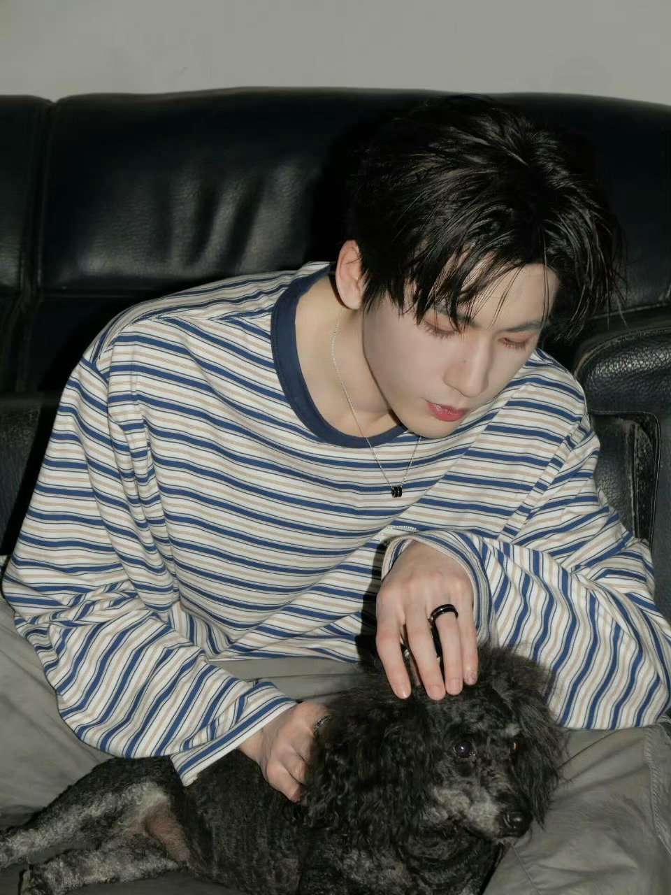 居家男友风，好温柔张凌赫ins更新萌照