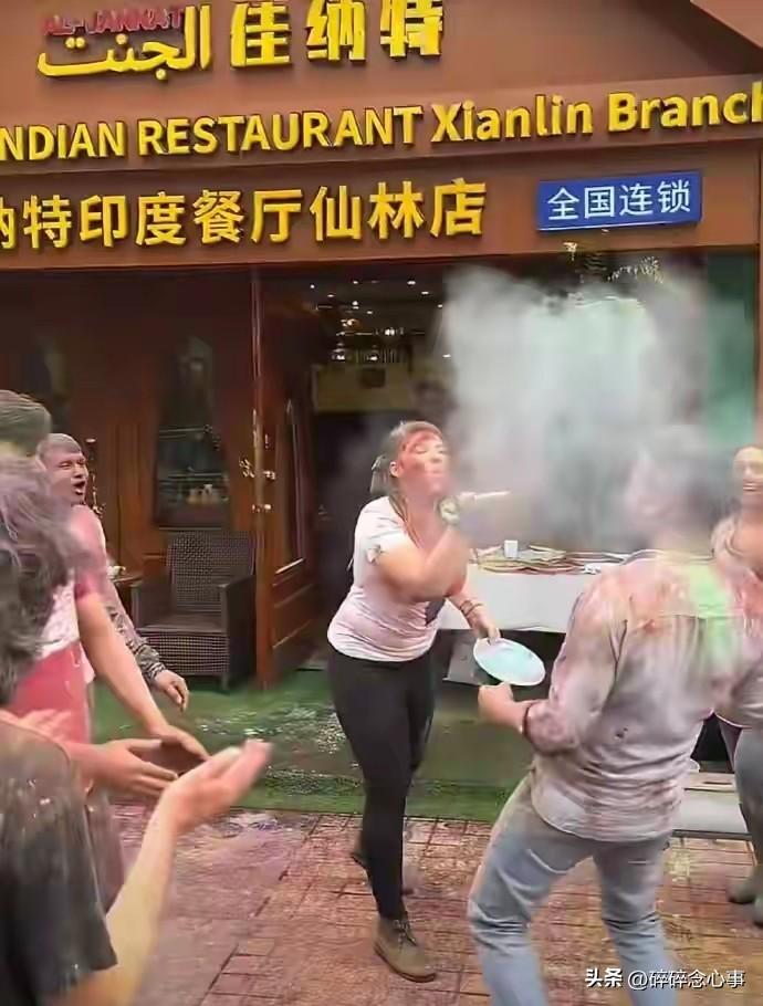 简直是把中国马路当他们家炕头了！
就在6月12日，南京仙林大学城的街上，发生了一