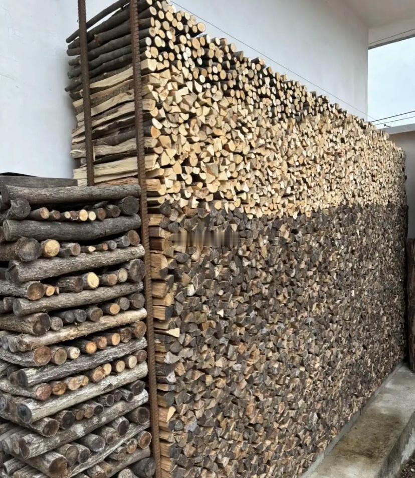 大家有没有觉得，这老人存柴啊，就像我们存钱一样，永远不嫌多，哪怕一辈子都用不完了