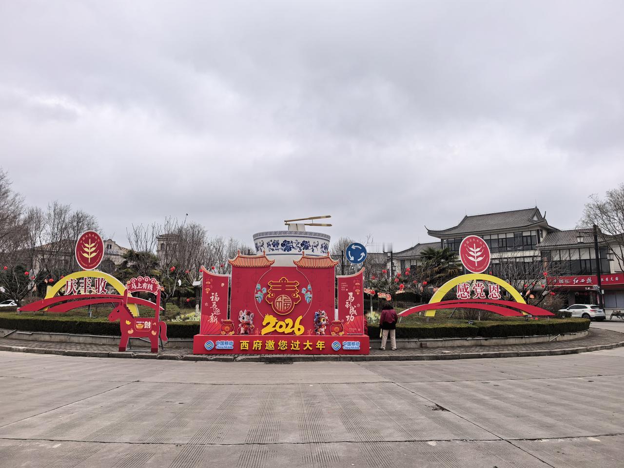 “这家水煎包好吃！”一女子给身边同行的老妇人推荐。我寻思着，这女子应该是这里的常