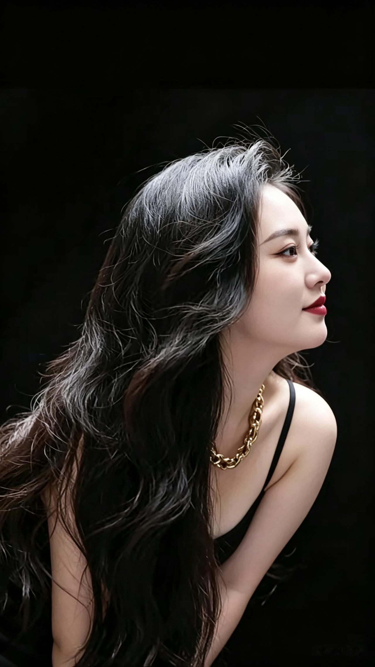 美女侧颜，黑发如瀑，金链点缀，一抹红唇，优雅与神秘感拉满！