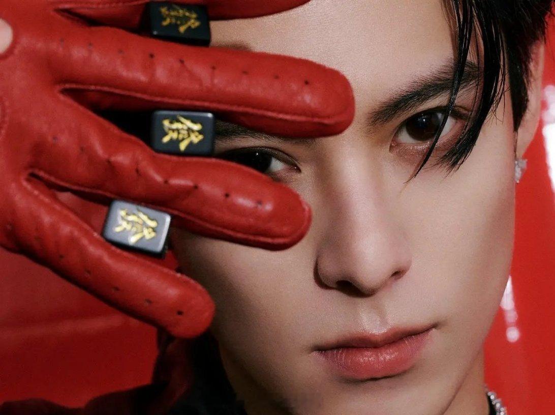 哇哦，王鹤棣的跨年第二套妆造图来了，墨镜、皮衣、皮手套都给自己整上了，一整个就是