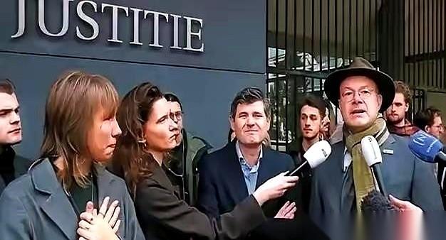 都以为荷兰的底牌是光刻机，没想到他们掀桌子的方式，是直接抢我们自己人的公司。
一