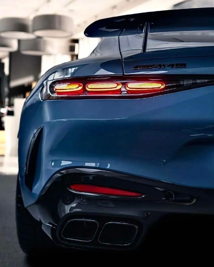 汽车 奔驰AMG GT63 S 4MATIC+，搭载4.0T V8双涡轮增压发动