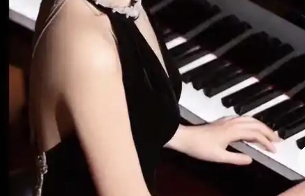 合唱团女孩演出后退礼服，这不是白嫖是什么？所以你有什么可委屈的？
这事也很简单，