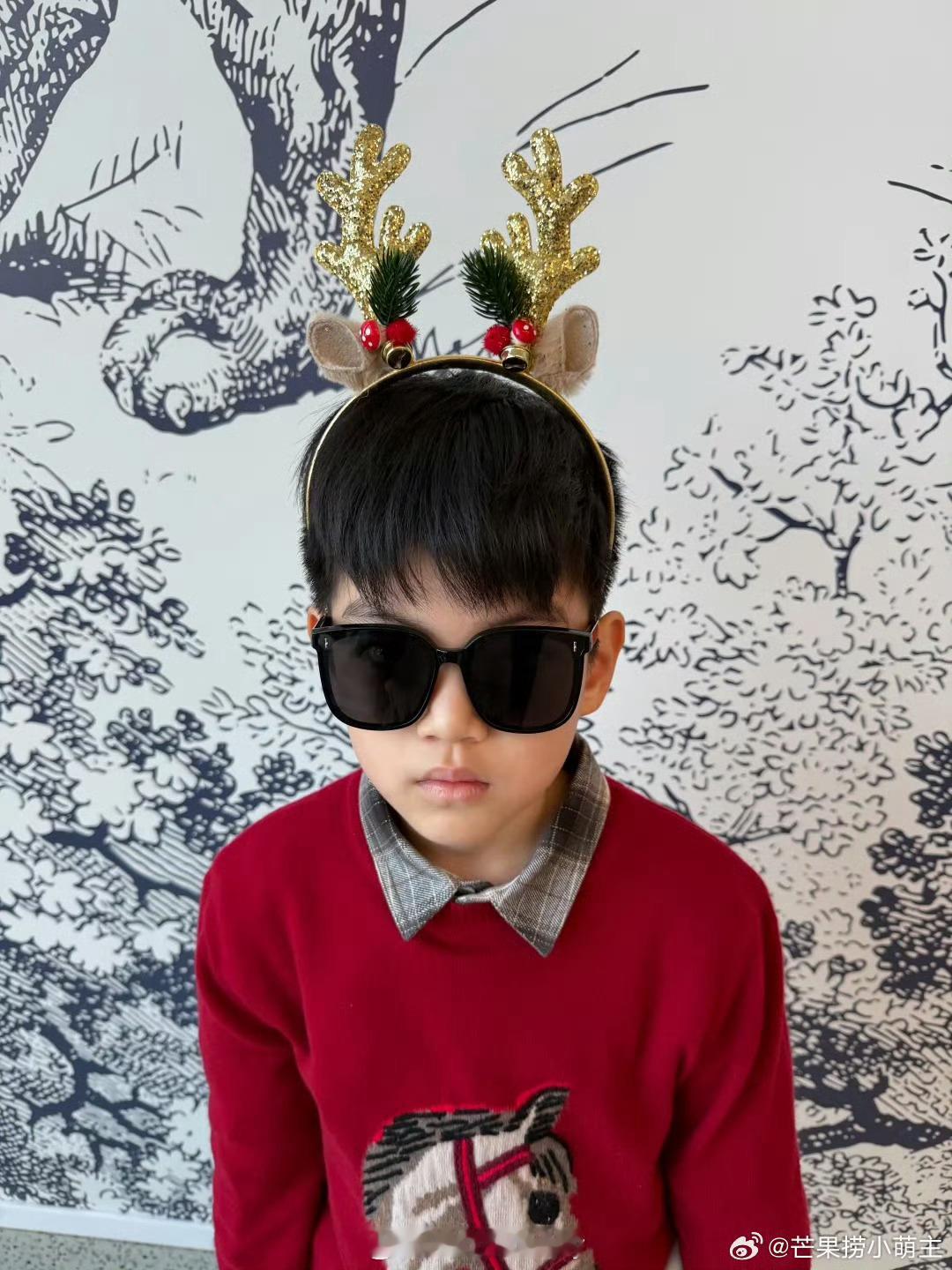 陈妍希圣诞节首晒9岁儿子正脸照 