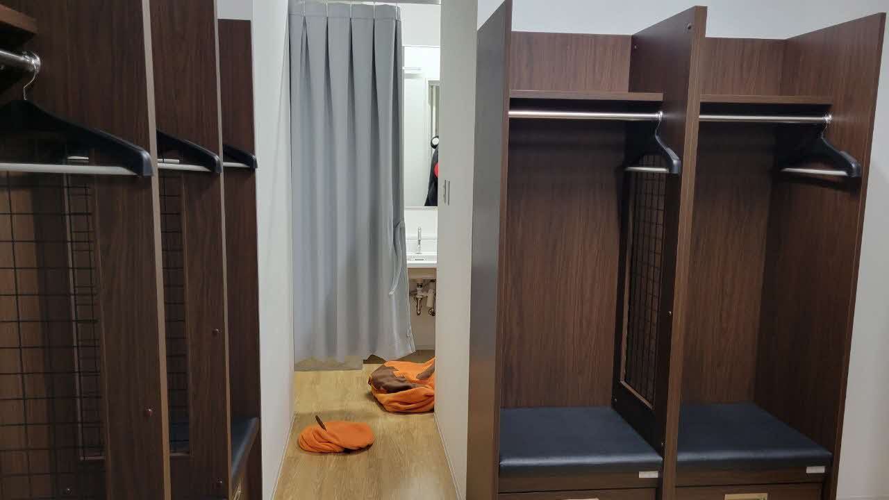 我换衣服，你们不要偷看哦 ​​​