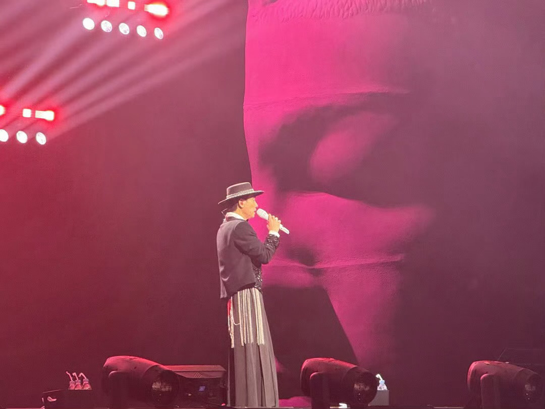 谁懂啊！陈小春合肥演唱会万人大合唱《独家记忆》，温柔嗓音直击心底，这波回忆杀直接