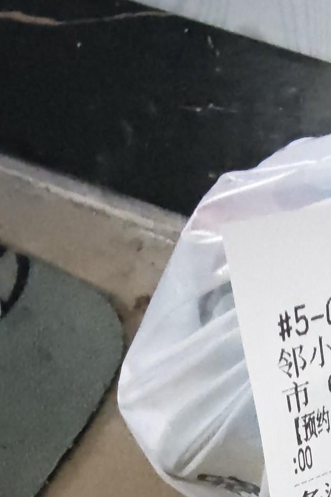 广东江门一辆小车未打转向灯，机动车道上连续三次变道，而后方一名棋手也未在指定的非
