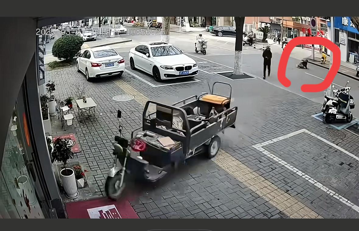 三轮车失控撞进了路边商铺，造成商铺重大损失，如果老人无力偿还怎么办，商铺老板就自