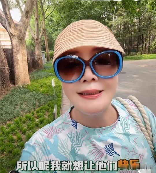 张兰说：“这次姐姐和弟弟一起参加了温哥华夏令营，还挺开心的。结交了好多小朋友，和