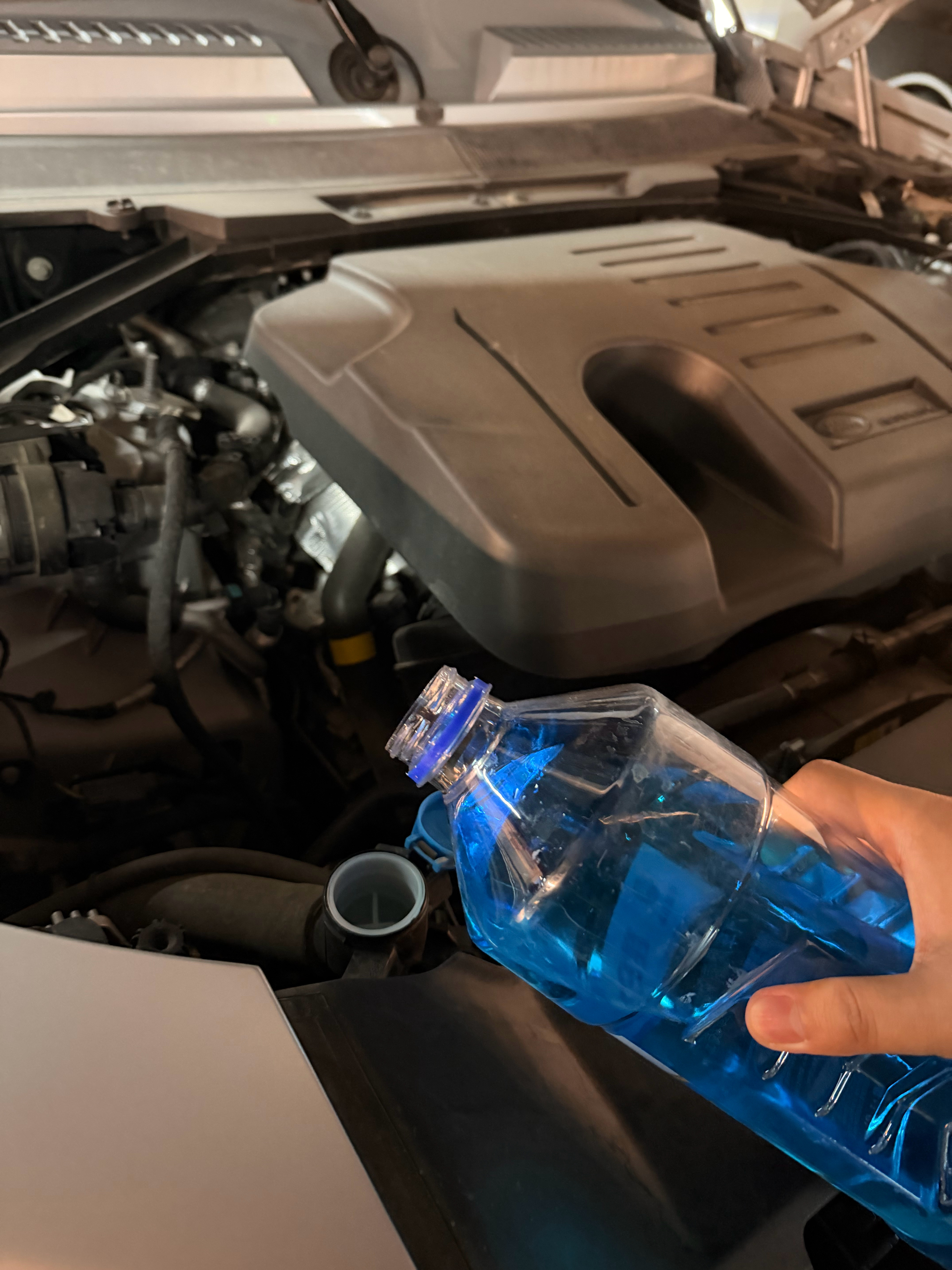 之前在加油站买玻璃水买一送一，第一瓶加进去了第二瓶就放车里一直没加今天一看已经漏