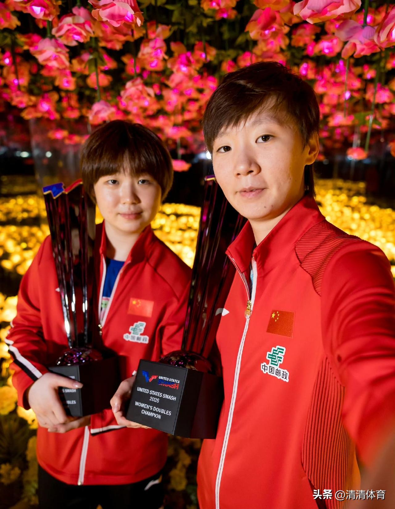 美国大满贯女双冠军蒯曼、王曼昱这组花海写真氛围感直接封神！
俩人抱着奖杯状态松弛