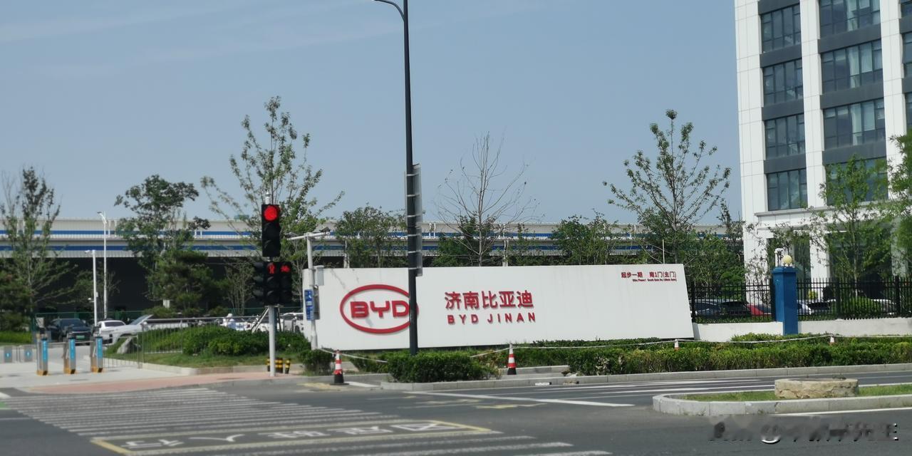 济南比亚迪起步区厂区，年轻人很多，大部分都是00后，真的不错，希望这些年轻人被温