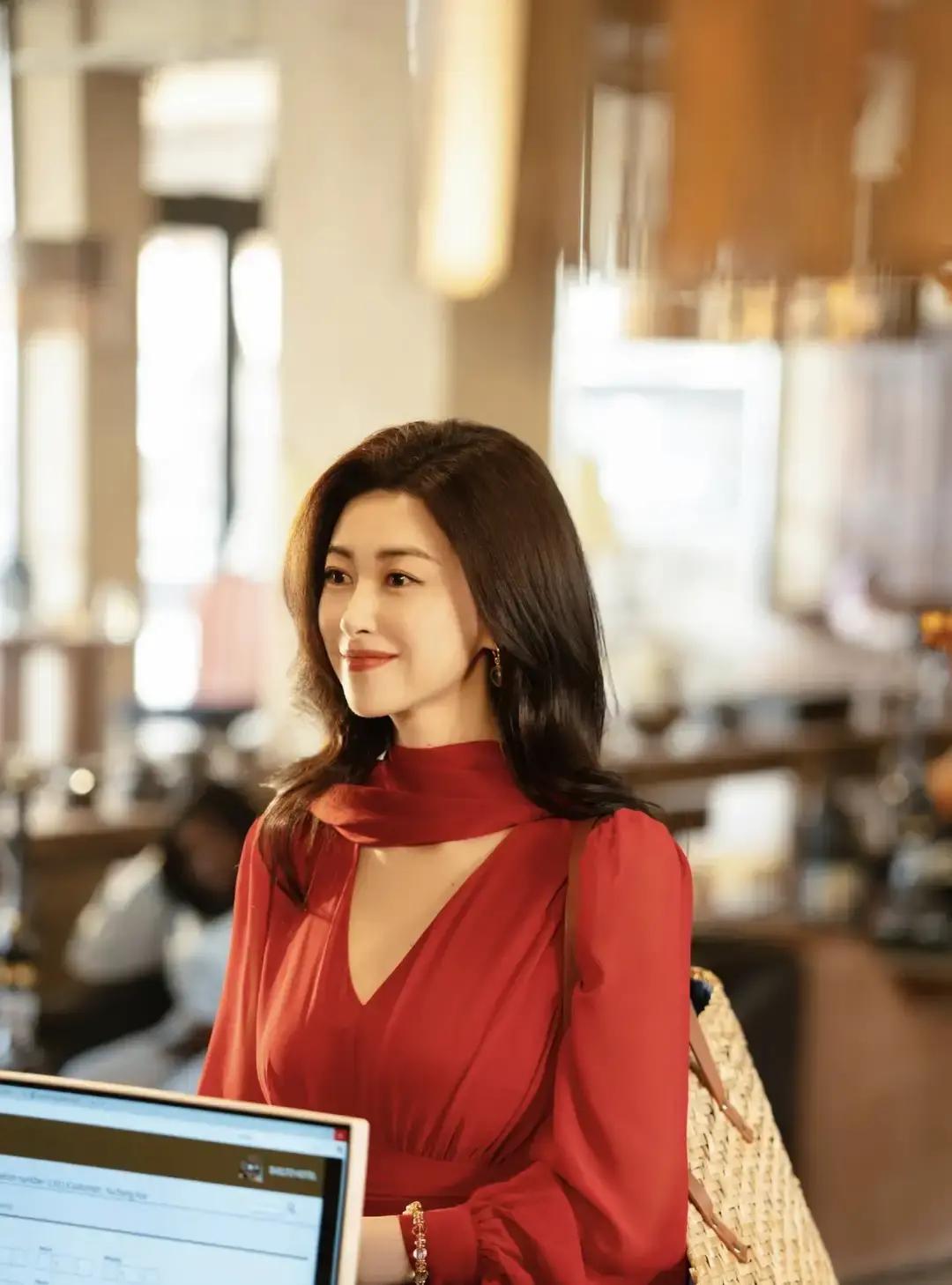 钟汉良说朱珠在戏里演独立职场人，戏外却软萌得像邻家姐姐。

我脑补了一下画面，镜