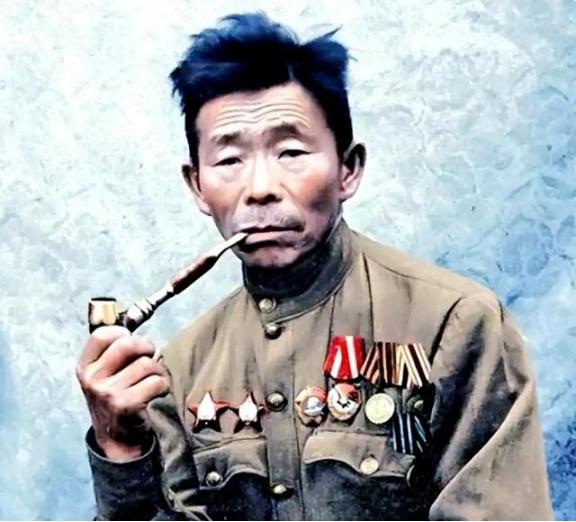 1941年，德国军队越过苏联边境，第二次世界大战的东线战场全面爆发。对于苏联来说