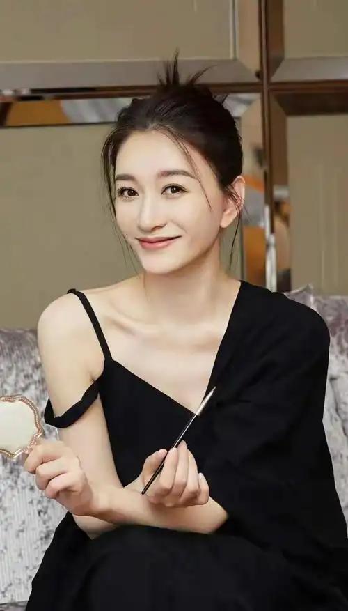 在星光熠熠的场合中，李小冉宛如一只优雅降临的黑天鹅，瞬间成为全场焦点，“黑天鹅本