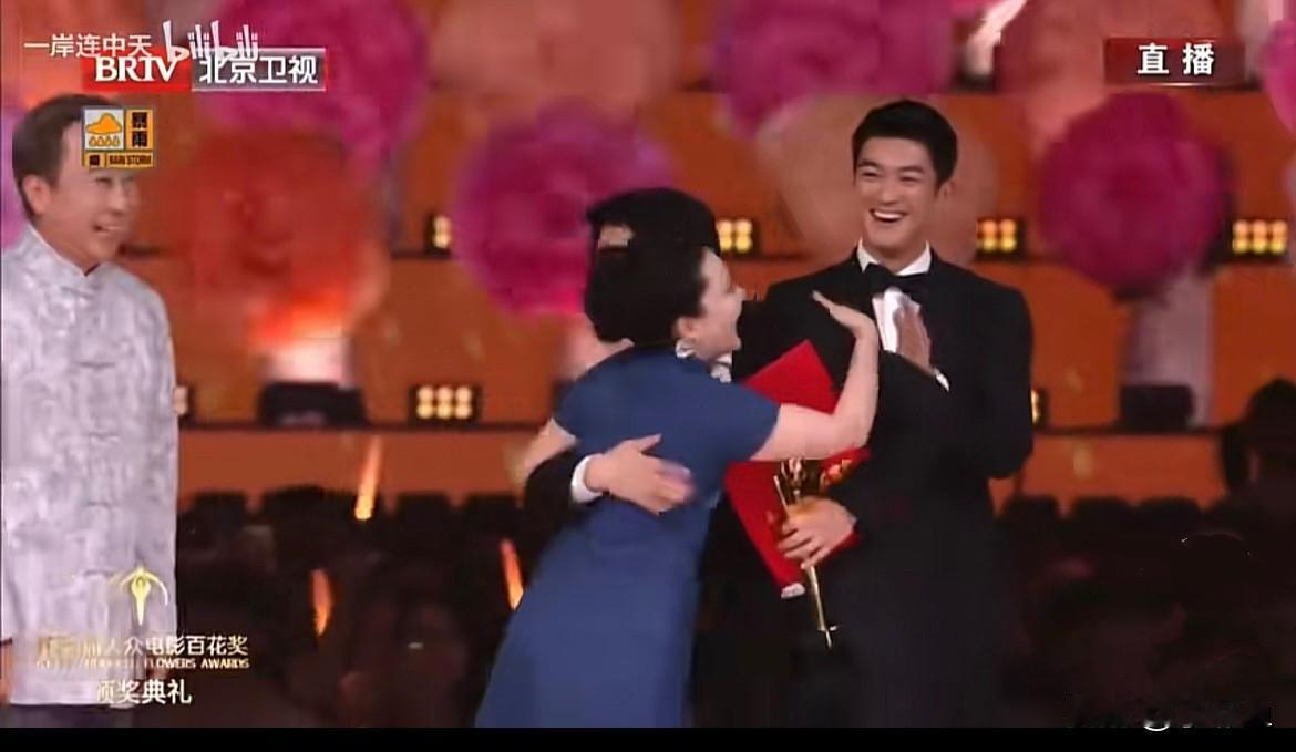 笑不活了……
第38届百花奖，这段颁奖台上的小插曲，看一遍笑一遍……
     