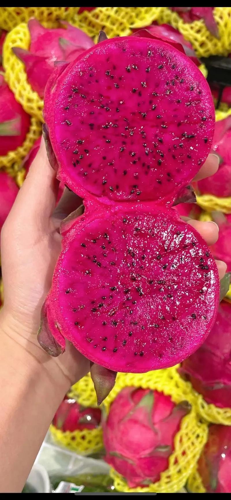 曾经号称“水果界爱马仕”的火龙果，如今竟沦落到路边摊10元一堆的地步。记得几年前