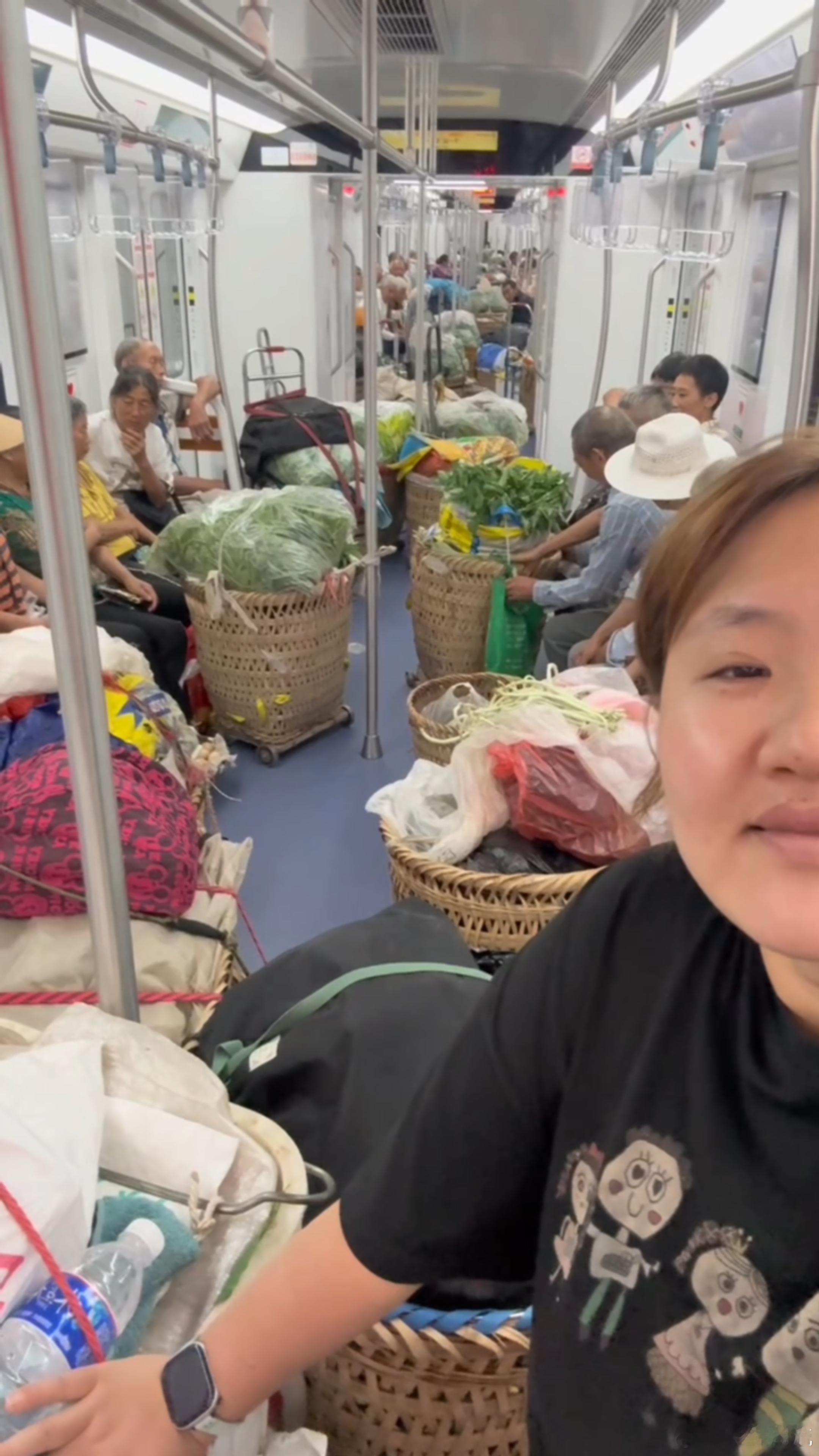 李娃娃用牛奶换背篓老人卖剩的菜 凌晨五点的地铁里，背篓与公文包并肩，老人和年轻人
