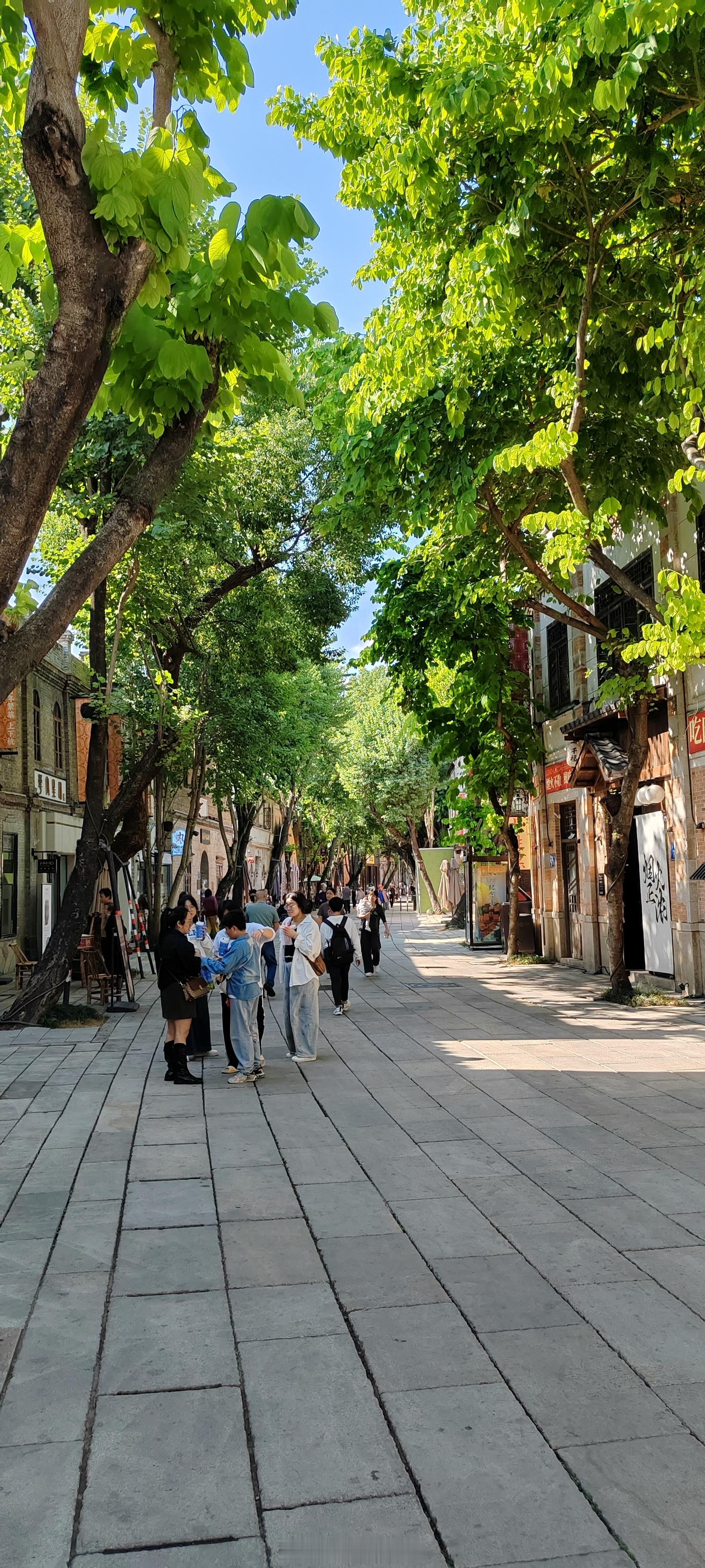 磨砺都是暂时的。十年前曾以为不得了的事，十年后再回看，发现根本没什么大不了。生活