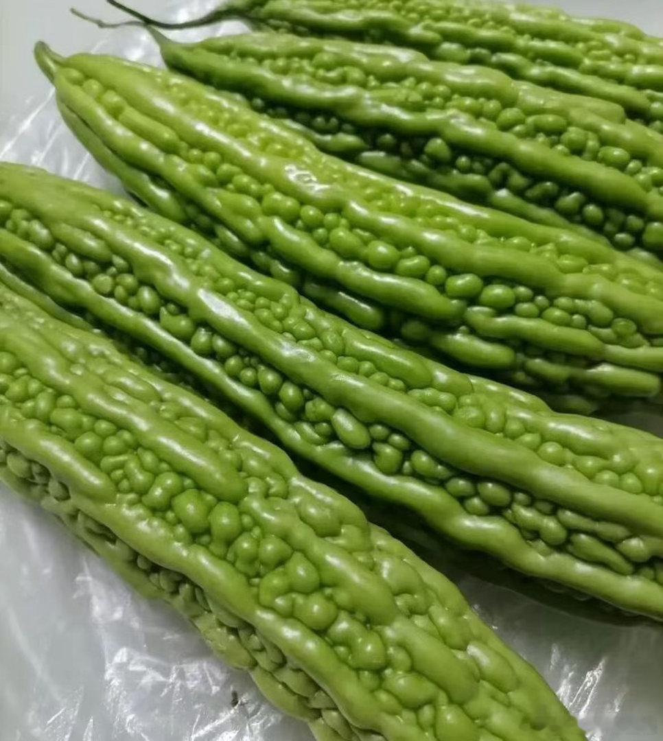 原来吃苦瓜不苦是因为我老了 小时候：妈，这菜怎么这么苦，我不吃！现在：妈，这苦瓜