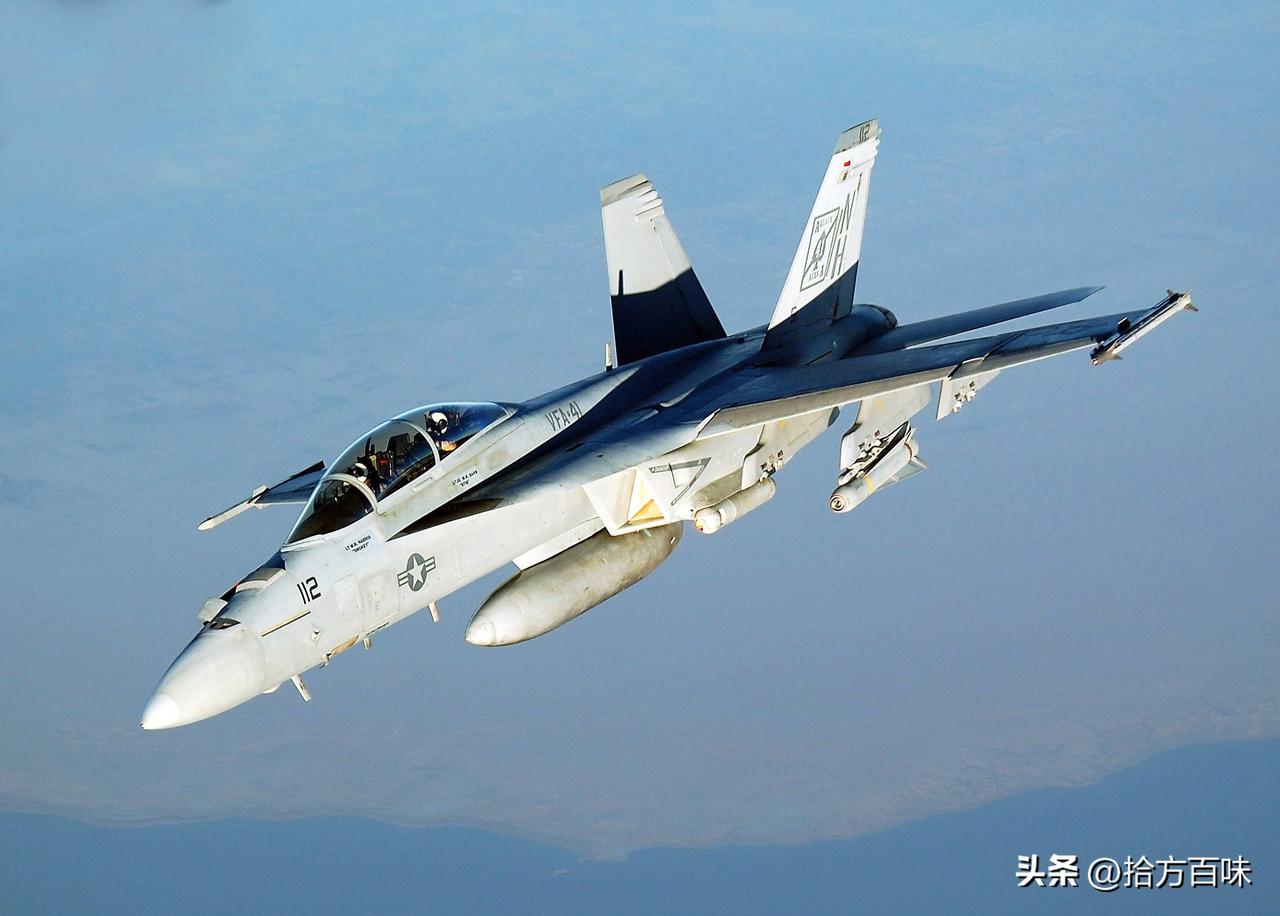 航母与两栖攻击舰都是巨型水面战舰，它们在职能划分上既有重合的地方更有明显的区分。