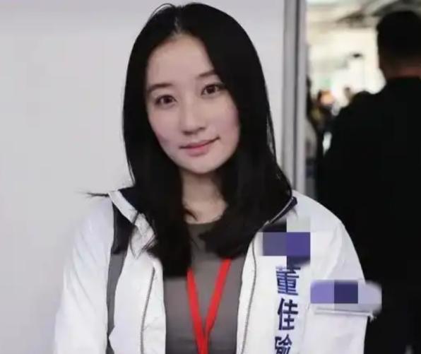 郑丽文率国民党 14 人代表团访陆，团队里最受关注的莫过于 30 岁的国际事务部