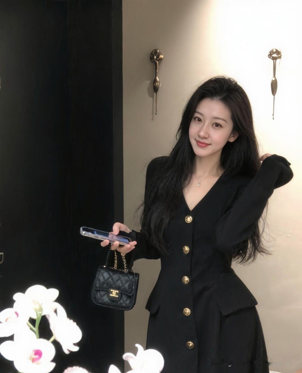 男人的世界很累，
女人的温柔是解药。
一句安慰，
一个拥抱，
就能让他卸下所有防