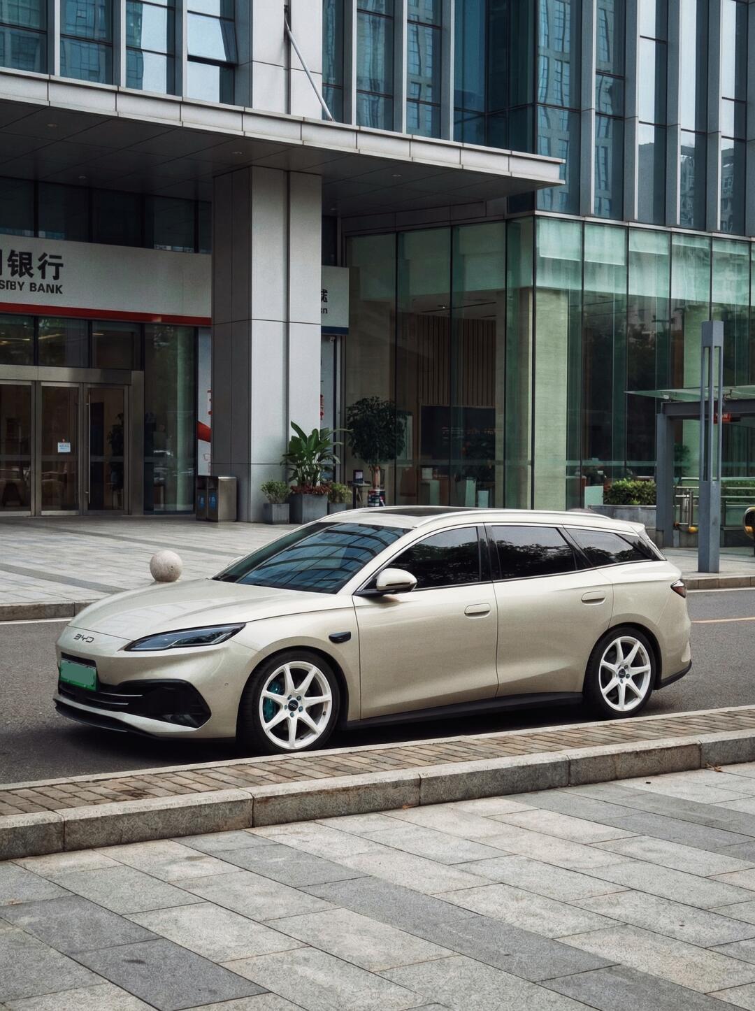 比亚迪旅行，一台海豹只需要轻改 。 