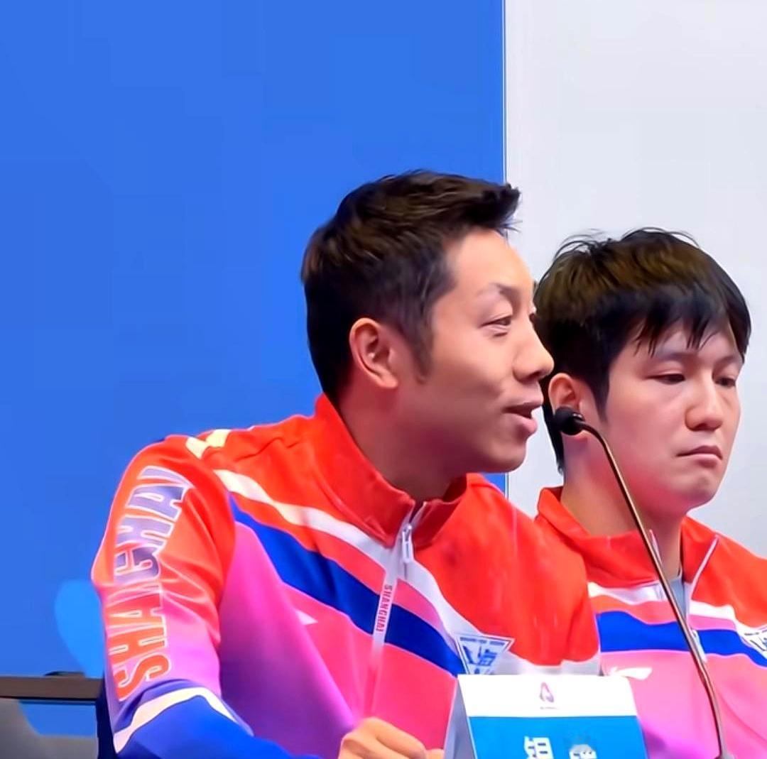 许昕也是没有放过马龙，他说：马龙比我年龄还大呢？我没有马龙强，这事说出去也不丢人