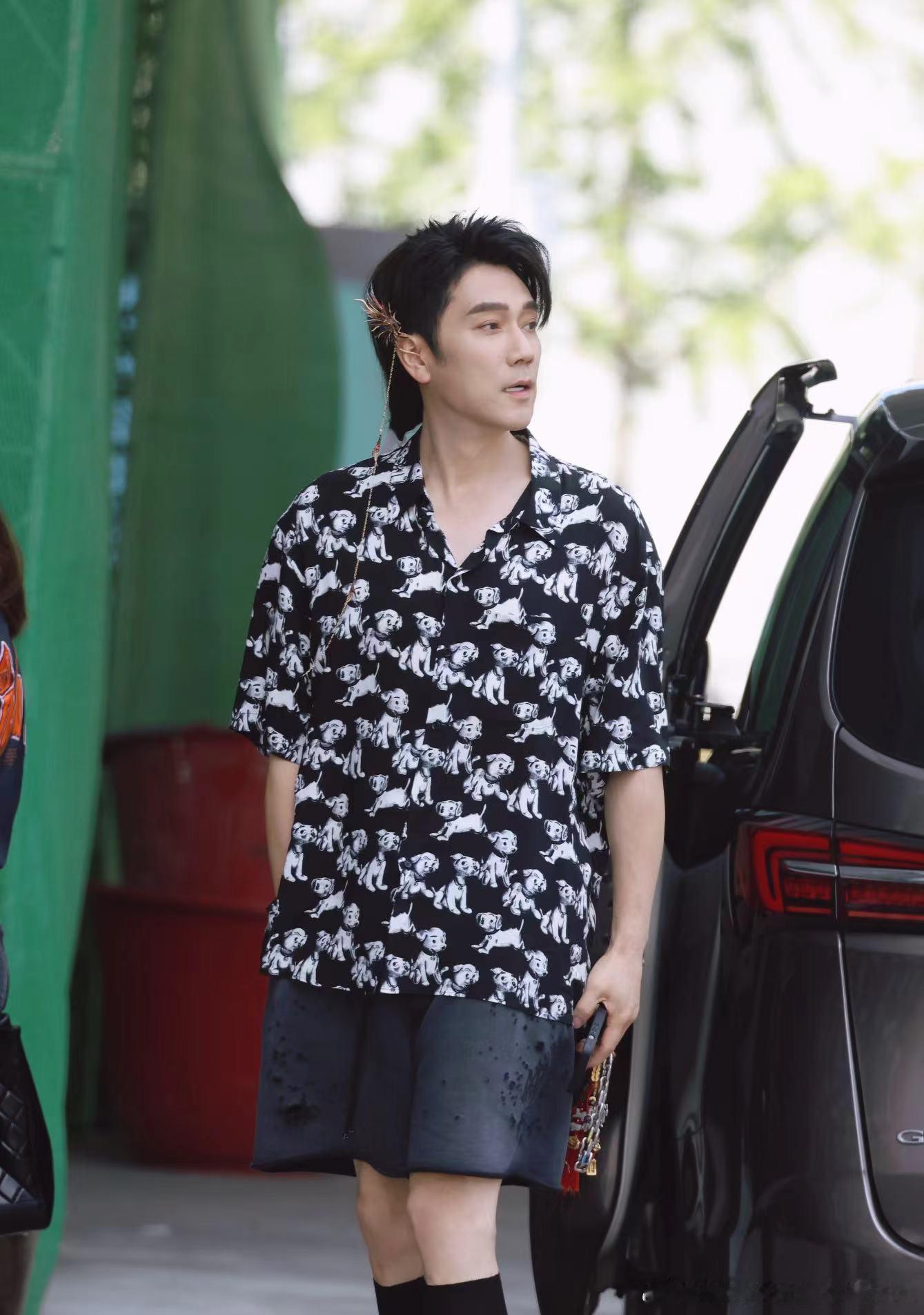 #林依轮长筒袜# 林依轮的长筒袜穿搭，在路透中格外突出，真的很有胆量去尝试。 ​