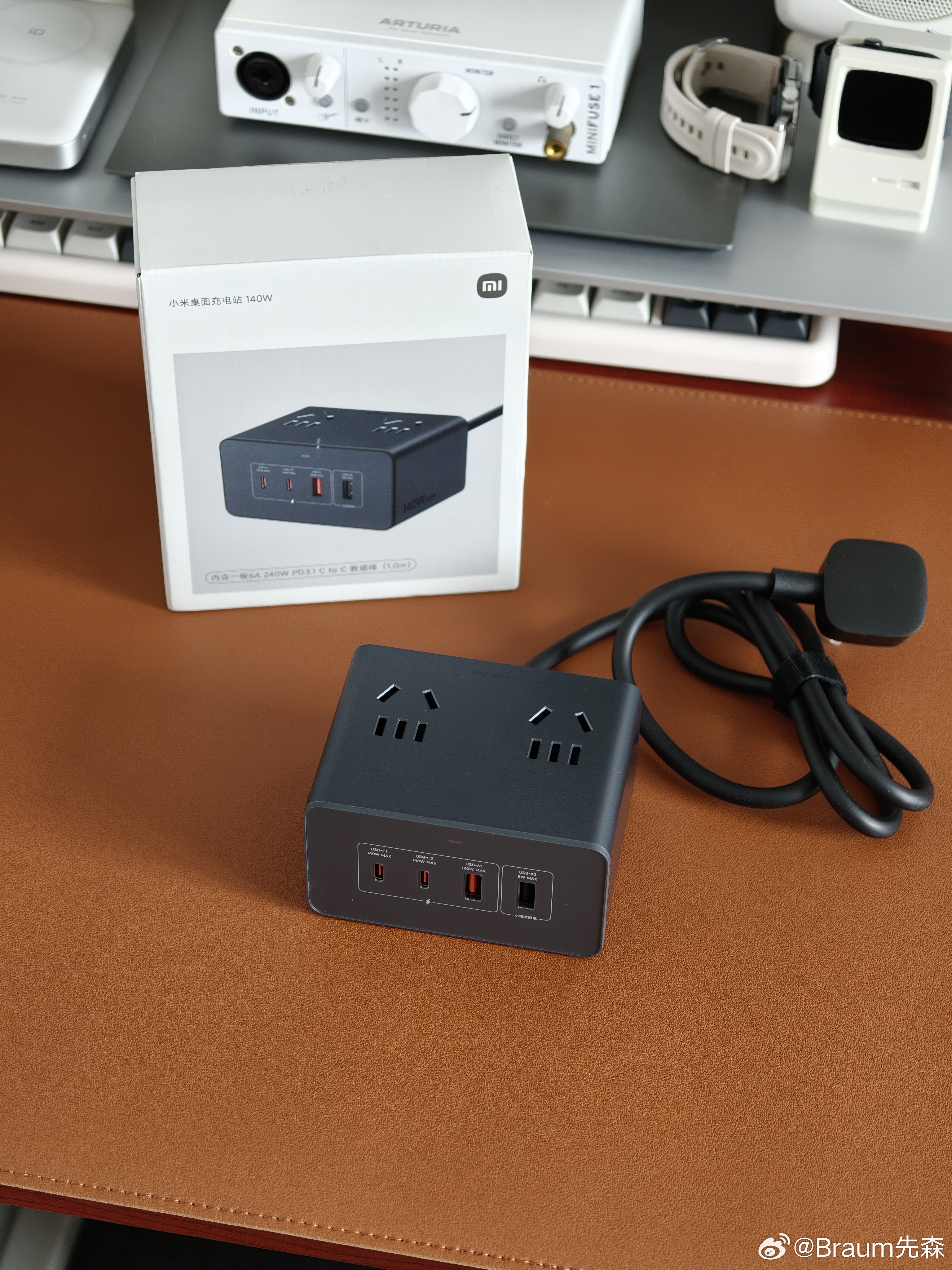 小米桌面充电站140W的实物，走的是实用风，全身都是接口：三齿插脚正面两个C口1